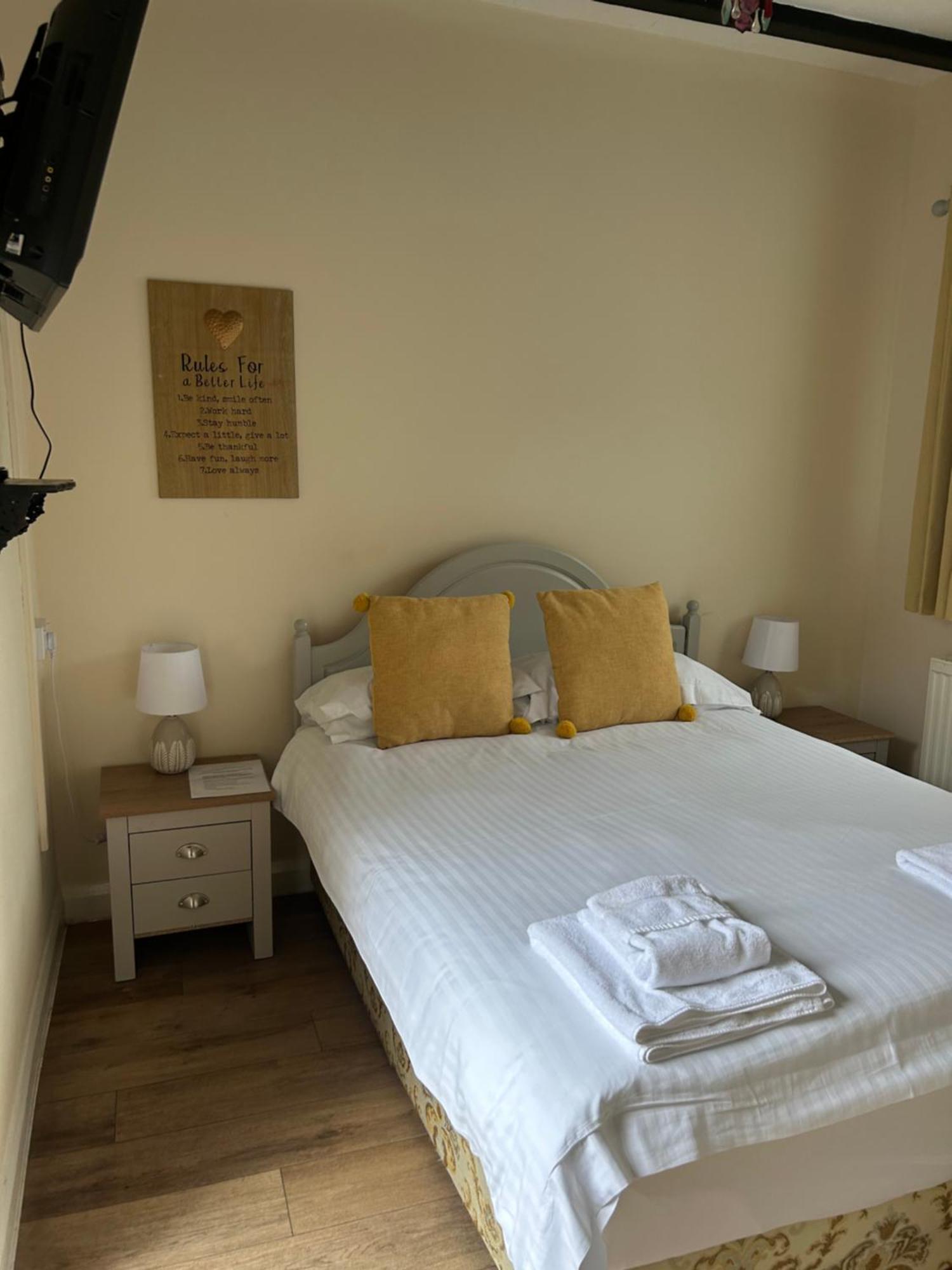 The Wheatsheaf Bramley Surrey Hotel Exterior photo
