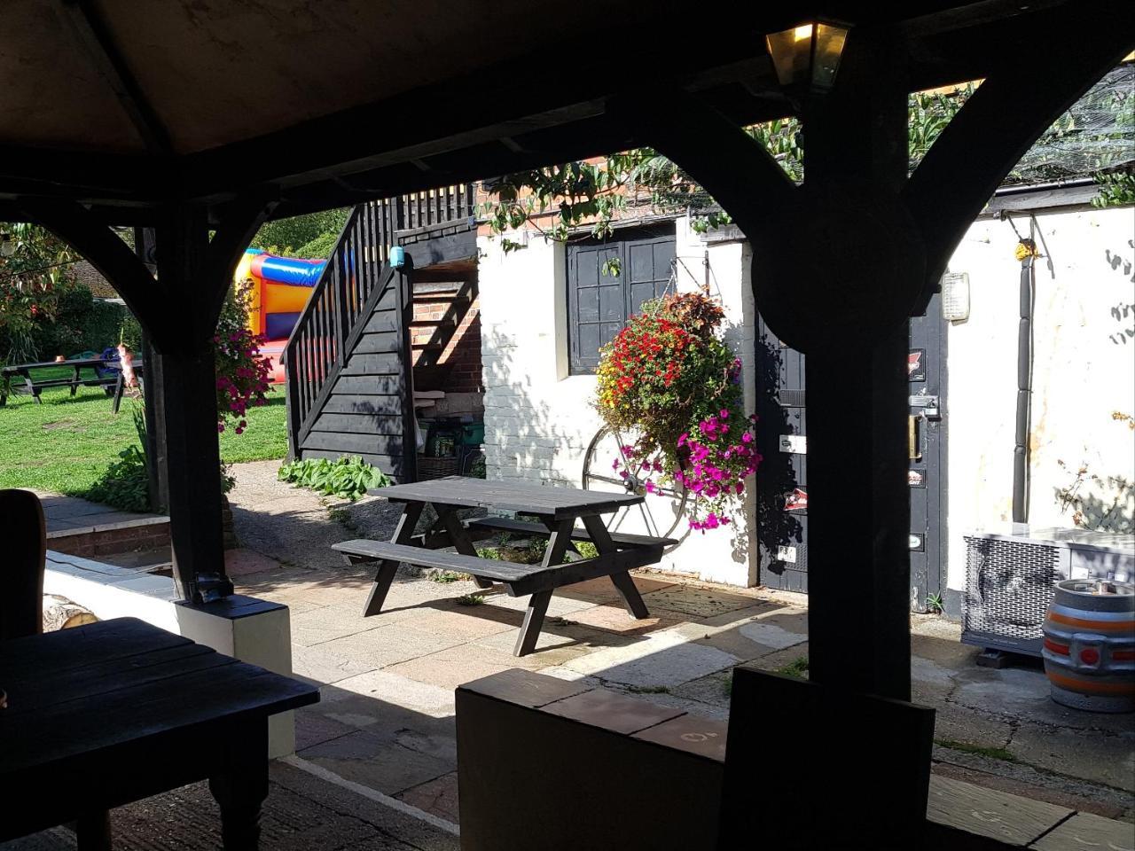 The Wheatsheaf Bramley Surrey Hotel Exterior photo